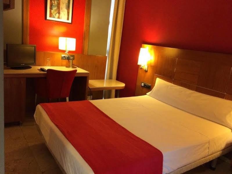 Hotel Calasanz Molins de Rei Εξωτερικό φωτογραφία